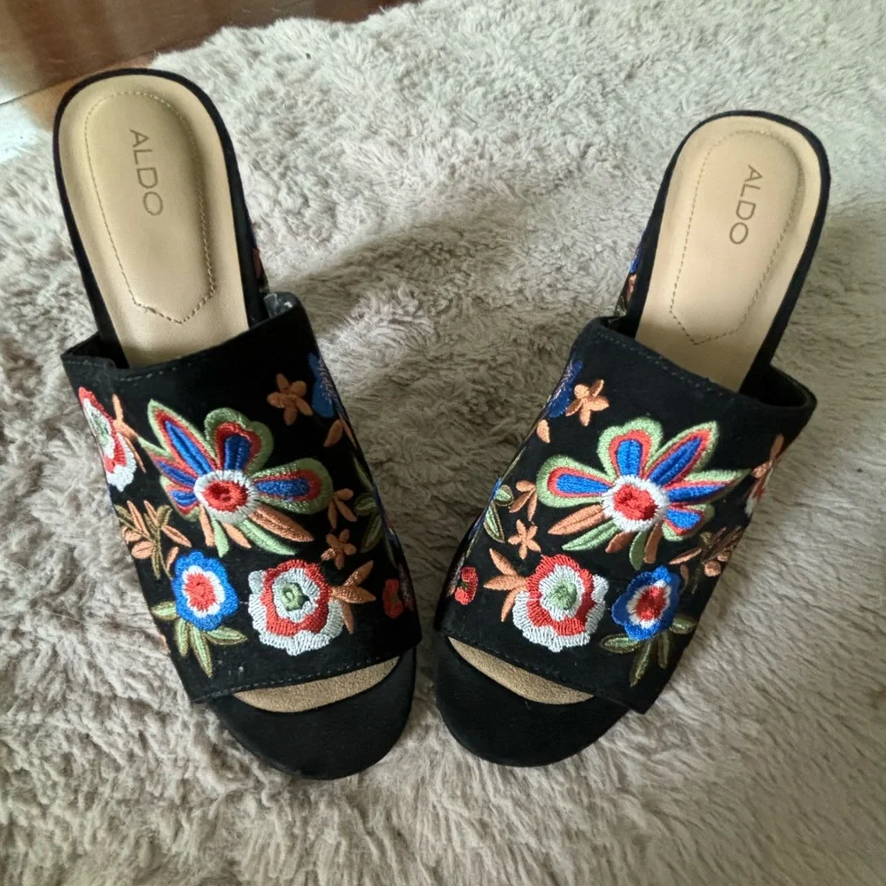 Also open toe embroidered pumps - Picture 3 of 6
